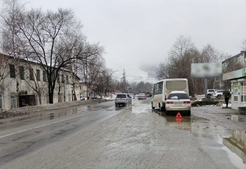 Сотрудники Госавтоинспекции привлекли к ответственности пьяного водителя без прав, наехавшего на автобус ГАЗ в Приморье
