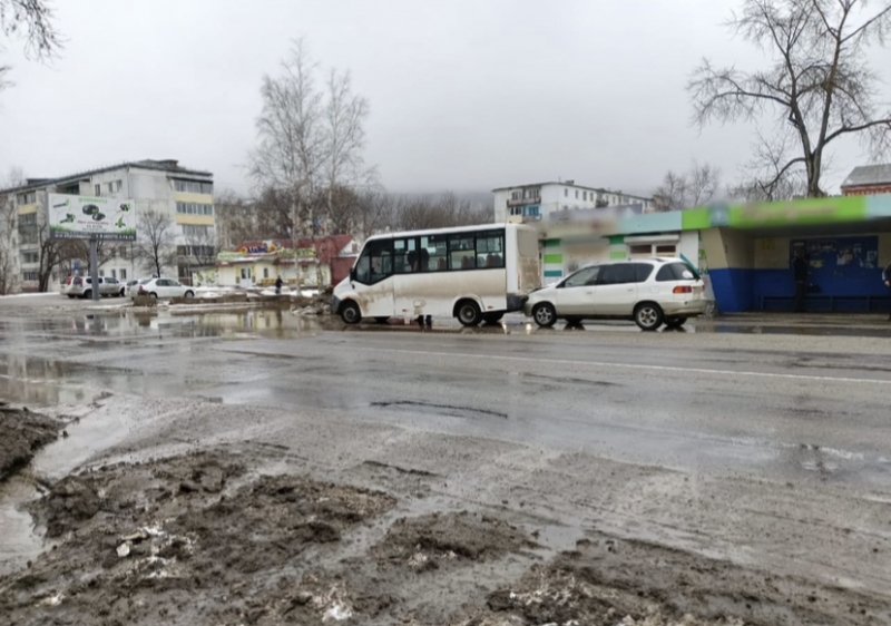 Сотрудники Госавтоинспекции привлекли к ответственности пьяного водителя без прав, наехавшего на автобус ГАЗ в Приморье