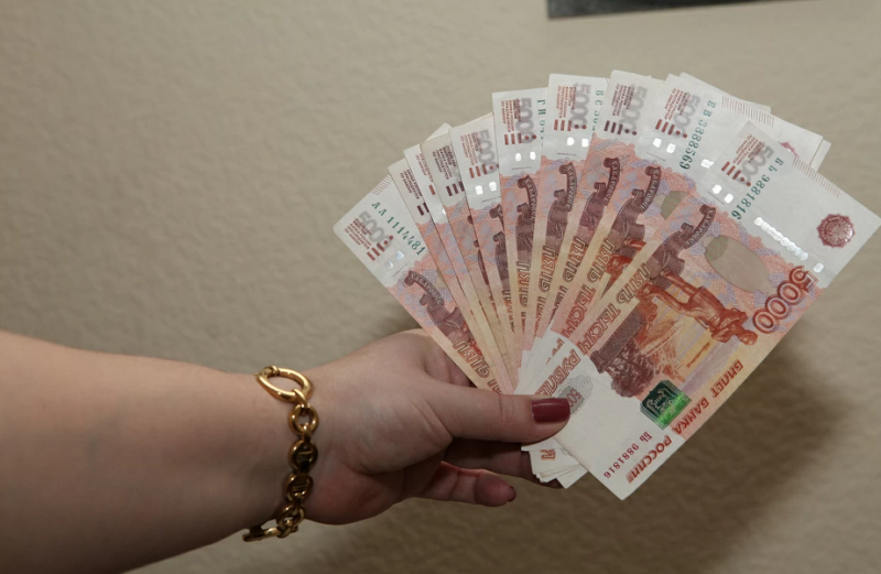 В Дальнегорске Приморского края полицейские задержали девушку-курьера мошенников, забиравшую деньги у пенсионеров